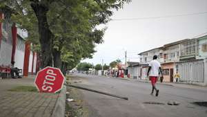 Um cenário de caos, barricadas, destruição e saques marca hoje a cidade de Maputo, um dia depois da proclamação dos resultados das eleições gerais, mas no meio das mesmas avenidas, bloqueadas por manifestantes, também se cozinha arroz com repolho, Maputo, Moçambique, 24 de dezembro de 2024. LUÍSA NHANTUMBO/LUSA