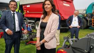 A presidente do Iniciativa Liberal (IL), Mariana Leitão (C), acompanhada pelo presidente do Conselho de Administração das Agros, Idalino Leitão (E), durante a visita à 12.ª AgroSemana – Feira Agrícola do Norte, em Vila do Conde, 04 de setembro de 2026. HUGO DELGADO/LUSA