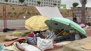 epa13211816 Migrants sleep along a street in the Spanish North African enclave of Ceuta, 04 September 2026. The Spanish Government has begun deploying START (Spanish Technical Humanitarian Response Team) emergency units to set up temporary facilities for up to 600 people, prioritizing the protection and care of vulnerable migrant women and children following weeks of severe overcrowding.  EPA/LAURA RINCON