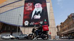 epa13153643 People drive past a billboard featuring late Iranian supreme leader Ayatollah Ali Khamenei in a street in central Tehran, Iran, 06 August 2026. According to Iranian Foreign Ministry spokesperson Esmaeil Baghaei, Iran and Oman have been holding talks for the past two months to establish a safe navigation corridor for commercial shipping through the Strait of Hormuz.  EPA/ABEDIN TAHERKENAREH RESTRICTIONS: NO Access Israel Media/Persian Language TV Stations Outside Iran/Strictly No Access BBC Persian/VOA Persian/Manoto TV/Iran International TV. (As mandated by Iran's Directorate General for Foreign Media) --