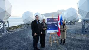 epa13219794 Danish Prime Minister Mette Frederiksen (C), European Commission President Ursula von der Leyen (R), and Greenland's head of government Jens-Frederik Nielsen (L) visit the company Eutelsat Oneweb in Nuuk, Greenland, 07 September 2026. Von der Leyen is visiting Greenland from 06 to 07 September for talks with Greenlandic and Danish leaders to strengthen European Union (EU)-Greenland cooperation and discuss Arctic issues.  EPA/Mads Claus Rasmussen  DENMARK OUT