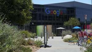 epa13129287 Signage is displayed at the Googleplex, Google's headquarters, in Mountain View, California, USA, 23 July 2026. The European Commission fined Google a total of 890 million euros for breaching the Digital Markets Act by favoring its own services in Google Search and restricting app developers from directing users to alternative purchase channels outside Google Play.  EPA/GODOFREDO A. VASQUEZ