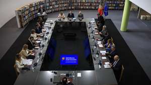 O primeiro ministro Luís Montenegro (C), acompanhado de restantes membros de governo, preside à  reunião do Conselho de Ministros na Escola Superior de Tecnologia e Gestão (ESTiG), em Bragança, 9 de setembro de 2026.   JOSÉ COELHO/LUSA