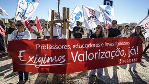Professores protestam à chegada da delegação do Governo, liderada pelo primeiro-ministro, Luís Montenegro (ausente da fotografia), para participar na sessão solene do início do ano letivo 2026/2027 no Ensino Básico, em Setúbal, 11 de setembro de 2026. Durante a cerimónia é inaugurado o novo edifício escolar para alunos da Educação Pré-Escolar e do 1.º Ciclo do Ensino Básico. MIGUEL A. LOPES/LUSA