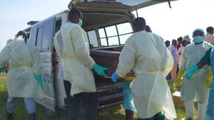 epa13207584 Health workers carry a coffin during the funeral ceremony for victims of the Ebola outbreak in Nyamurongo cemetery in Bunia, Ituri, Democratic Republic of Congo, 02 September 2026. The Ebola epidemic, caused by the Bundibugyo strain of the virus, has claimed 3,007 deaths and infected 6,186 people, according to the Congolese National Institute of Public Health (INSP).  EPA/STRINGER