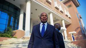 Higino Carneiro, general na reserva e militante do partido MPLA, à saida do tribunal no início da instrução contraditória do seu processo-crime no Tribunal Supremo, Luanda, Angola, 19 de agosto de 2026. O pré-candidato a presidente do Movimento Popular de Libertação de Angola (MPLA) Higino Carneiro afirmou hoje que não desiste da corrida à liderança do partido no poder, apesar do processo judicial que enfrenta. AMPE ROGÉRIO/LUSA