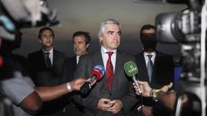 O ministro da Defesa Nacional de Portugal, Nuno Melo, fala aos jornalistas durante a cerimónia de tomada de posse do brigadeiro-general graduado, piloto aviador, Sérgio Estrela no cargo de Mission Force Commander da European Union Military Assistance Mission, na República de Moçambique, em substituição do comodoro César Pires Correia, em Maputo, Moçambique, 14 de setembro de 2026. LINA CEBOLA/LUSA