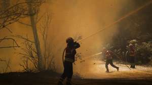 Bombeiros combatem o incêndio em Alvito da Beira, Proença-a-Nova, Castelo Branco, 15 de setembro de 2026. PAULO CUNHA/LUSA
