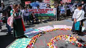 epa11392150 Protesters participate in a demonstration in Quito, Ecuador, 05 June 2024. Environmental groups demanding the dismantling of over 400 gas flares in oil fields in the Ecuadorian Amazon stage a sit-in protest outside the Constitutional Court to demand immediate compliance with the court's ruling ordering their shutdown.  EPA/Jose Jacome