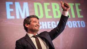 O presidente do Chega, André Ventura, saúda os participantes no encontro “Porto em Debate: Segurança”, no auditório do Olival, em Vila Nova de Gaia, 18 de setembro de 2026. JOSÉ COELHO/LUSA