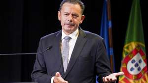 O primeiro-ministro, Luís Montenegro, discursa durante a sessão de homenagem a João Maria de Oliveira Martins e António Fernando Couto dos Santos em Esposende. 19 setembro 2026.HUGO DELGADO/LUSA
