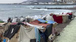 epaselect epa13251285 Temporary tents stand at a migrant camp on El Trampolin beach in Ceuta, Spain, 20 September 2026. Thousands of migrants continue to camp on the beach in the Spanish enclave in North Africa after crossing the border on 30 and 31 July 2026.  EPA/REDUAN