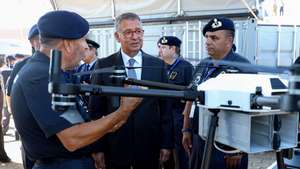 O Presidente da República e Comandante Supremo das Forças Armadas, António José Seguro (C), durante uma visita à península de Tróia, para assistir ao exercício Robotic Experimentation and Prototyping Augmented by Maritime Unmmanned Systems (REPMUS), o maior exercício de experimentação operacional de sistemas não tripulados do Mundo que se está a realizar, uma vez mais, em Portugal, e que é organizado pela Marinha Portuguesa e coorganizado com a Universidade do Porto, a Organização de Ciência e Tecnologia da NATO – Centro de Investigação e Experimentação Marítima (STO-CMRE), a Iniciativa de Sistemas Não Tripulados Marítimos do Grupo de Capacidade Conjunta da NATO (JCGMUS) e a Agência Europeia de Defesa (EDA), Troia, 22 de Setembro de 2026. RUI MINDERICO/LUSA