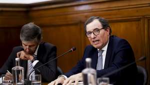 O ministro da Economia e Coesão Territorial, Manuel Castro Almeida (D), intervém na sua audição perante a Comissão de Economia e Coesão Territorial, na Assembleia da República, em Lisboa, 23 de setembro de 2026. FILIPE AMORIM/LUSA