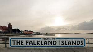 epa13239280 A sign reading 'The Falkland Islands' on the seaside promenade in Stanley, the capital of the Falkland Islands, 13 September 2026 (issued 14 September 2026). Tensions between Argentina and the United Kingdom have reignited following Argentine President Javier Milei's sovereignty claims over the Falkland Islands, which were spurred by recent statements from US President Trump.  EPA/JUAN IGNACIO RONCORONI