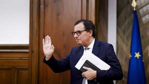 O ministro da Economia e Coesão Territorial, Manuel Castro Almeida, à chegada para a sua audição perante a Comissão de Economia e Coesão Territorial, na Assembleia da República, em Lisboa, 23 de setembro de 2026. FILIPE AMORIM/LUSA