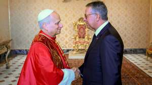 O Papa Leão XIV (E) é cumprimentado pelo Presidente da República de Portugal, António José Seguro (D), à chegada para uma audiência no Vaticano, 24 de setembro de 2026. VATICAN MEDIA/FOTOGRAFIA CEDIDA