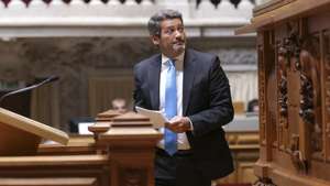 O deputado do Chega (CH), André Ventura, momentos antes de intervir na sessão plenária sobre a redução temporária da taxa de IVA sobre os combustíveis para a taxa intermédia e sobre a abolição das portagens nas Pontes 25 de Abril e Vasco da Gama, garantindo a mobilidade, a coesão territorial e a justiça económica entre as duas margens do Tejo, na Assembleia da República, em Lisboa, 24 de setembro de 2026. ANTÓNIO PEDRO SANTOS/LUSA