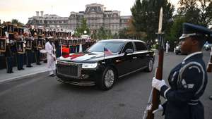 epa13261555 The limousine carrying President Xi Jinping, of The People’s Republic of China, and Madame Peng Liyuan arrives on the North Portico of the White House in Washington, DC, USA, 24 September 2026.  EPA/Annabelle Gordon / POOL
