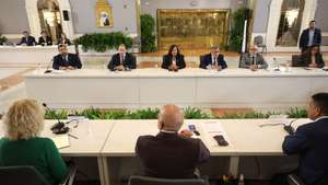 epa13263868 Dinorah Figuera (C), head of the opposition delegation, participates in the second round of talks between Chavismo and a sector of the opposition in Caracas, Venezuela, 25 September 2026. The talks included technical working groups on freedom of expression and the right to information, as well as meetings with various sectors of society, as part of a transition plan promoted by the United States.  EPA/MIGUEL GUTIERREZ