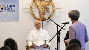 epa13264018 Pope Leo XIV (C) listens to a speech by Maison Bakhita's director during a visit to the support and social integration center in Paris, France, 26 September 2026. The Pontiff's apostolic journey to France runs from 25 to 28 September under the motto "So That the World May Have Life".  EPA/ALBERTO PIZZOLI / POOL