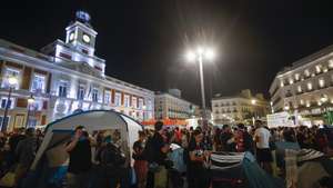 epa13265392 Demonstrators camp at Puerta del Sol following a protest against evictions and in support of Maricarmen in Madrid, Spain, 26 September 2026. Demonstrators took part in a rally to condemn Maricarmen's forced eviction on 23 September from the apartment where she had lived for 70 years.  EPA/JAVIER LIZON