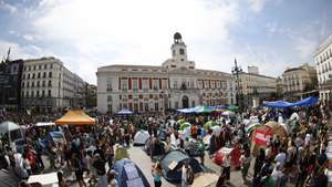 epa13266217 Dozens of tents have been set up in Madrid's Puerta del Sol, Spain, 27 September 2026. Hundreds of people spent the early hours of 27 September camping there to protest the housing crisis, declaring that they can take no more and that 'either the rentier system falls, or the government falls.' The encampment began late evening on 26 September, following a demonstration in central Madrid protesting the eviction of Maricarmen, an elderly woman forced to leave her rental home after 70 years, and demanding effective measures to curb the housing crisis.  EPA/RODRIGO JIMENEZ