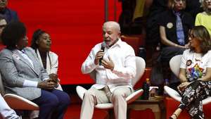epa13258914 Brazilian President and reelection candidate Luiz Inacio Lula da Silva (C) speaks during the event 'Cultura con Lula' (Culture with Lula) at the Fundicao Progresso in Rio de Janeiro, Brazil, 23 September 2026. Alongside artists, political leaders, and cultural figures, Lula presented his proposals for the creative sector.  EPA/Andre Coelho