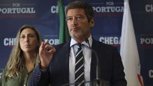 O presidente do Chega, André Ventura, acompanhado pela deputada Cristina Rodrigues, durante uma declaração a propósito da acusação do Ministério Público no caso das gémeas luso-brasileiras, que motivou também a constituição de uma comissão parlamentar de inquérito, em Lisboa, 28 de setembro de 2026.  ANDRÉ KOSTERS/LUSA