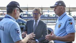O ministro da Administração Interna, Luís Neves (C) acompanhado pelo diretor nacional da PSP, superintendente Luis Carrilho (D), durante uma visita esta manhã ao Aeroporto de Lisboa, 27 de agosto de 2026. MIGUEL A. LOPES/LUSA