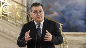 O ministro de Estado e Finanças, Joaquim Miranda Sarmento, fala com os jornalistas após as reuniões entre o Governo e os grupos parlamentares sobre Orçamento do Estado para 2027, na Assembleia da República, em Lisboa, 30 de setembro 2026. MIGUEL A. LOPES/LUSA