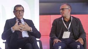 O diretor-geral da TVI, José Eduardo Moniz (E), ladeado pelo vogal da Comissão Executiva da OberCo, Vania Baldi (D), intervém durante o painel "Media e Big Techs: Impacto na Comunicação Social" da Conferência 40 Anos Lusa “Democracia e Desinformação: Desafios dos Media e do Serviço Público na Era Digital”, no Centro Cultural de Belém, em Lisboa, 30 de setembro de 2026. ANTÓNIO PEDRO SANTOS/LUSA