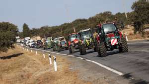 Marcha lenta na estrada nacional EN260 promovida por agricultores agropecuários de Serpa contra o aumento dos custos de produção, Serpa, 02 de outubro de 2026. NUNO VEIGA/LUSA