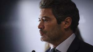 O presidente do Chega, André Ventura, durante uma declaração a propósito da acusação do Ministério Público no caso das gémeas luso-brasileiras, que motivou também a constituição de uma comissão parlamentar de inquérito, em Lisboa, 28 de setembro de 2026.  ANDRÉ KOSTERS/LUSA