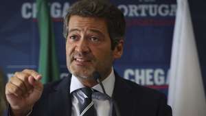 O presidente do Chega, André Ventura, durante uma declaração a propósito da acusação do Ministério Público no caso das gémeas luso-brasileiras, que motivou também a constituição de uma comissão parlamentar de inquérito, em Lisboa, 28 de setembro de 2026.  ANDRÉ KOSTERS/LUSA