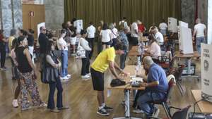 Cidadãos brasileiros exercem o seu direito de voto para eleger os novos representantes políticos para os cargos de Presidente, governador, senador, deputado federal e deputado estadual ou distrital, na Cidade Universitária, em Lisboa, 04 de outubro de 2026. ANTONIO PEDRO SANTOS/LUSA
