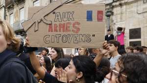 epa13282332 High school students hold a poster reading 'To arms, citizens!' as they block the entrance to their school during a protest against education conditions in Montpellier, southern France, 05 October 2026.  EPA/HORCAJUELO GUILLAUME