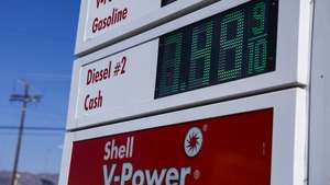 epa13213134 The price of diesel at the Shell gas station at the corner of Sunland Boulevard and Vanowen Street in Los Angeles, California, USA, 04 September 2026. Gasoline prices have reached an all-time high in the United States, increasing costs for motorists and consumers amid rising fuel prices.  EPA/CHRIS TORRES