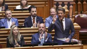 O deputado do Chega (CH), André Ventura (D), intervém durante o debate de urgência, requerido pelo grupo parlamentar do PS, sobre "Custo de vida", na sessão plenária, na Assembleia da República, em Lisboa, 18 de setembro de 2026. ANTÓNIO PEDRO SANTOS/LUSA