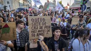 Manifestantes participam no protesto organizado pelo movimento "Já Não Dá Mais para Viver Assim" contra o aumento do custo de vida e a crise na habitação, em Lisboa, 10 de outubro de 2026. MANUEL DE ALMEIDA/LUSA