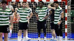epa12937373 Players of Sporting look disappointed the EHF Champions League quarter-final second leg handball match between Aalborg Handball and Sporting CP, in Aalborg, Denmark, 06 May 2026.  EPA/BO AMSTRUP  DENMARK OUT
