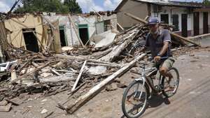 epa13295110 A man rides a bicycle past the rubble of houses damaged by the 7.7-magnitude earthquake that struck this Friday in La Villa de Los Santos, Panama, 10 October 2026. The earthquake, which shook Panama on 09 October and caused material damage but no reported casualties, was marked by constant, brief aftershocks that prevented many people from sleeping or forced them to sleep outdoors.  EPA/BIENVENIDO VELASCO
