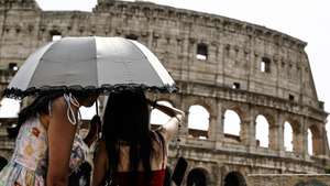 epa13196797 Tourists cover themselves from the sun with umbrellas as they visit the Colosseum in Rome, Italy, 28 August 2026. Italy’s Ministry of Health issued a red-level heat alert for Rome and multiple major cities across the country, warning of extreme temperatures.  EPA/ANGELO CARCONI