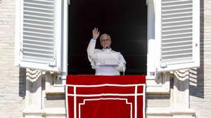 epa13296100 Pope Leo XIV leads the Angelus prayer from the window of his office overlooking Saint Peter's Square in Vatican City, 11 October 2026.  EPA/FABIO FRUSTACI