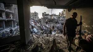 epa13291019 Palestinians inspect the rubble of destroyed homes following an Israeli airstrike in the Al-Sabra neighborhood of Gaza City, 09 October 2026. According to a report from the Ministry of Health in Gaza, at least three Palestinians, including an eight-year-old boy, were killed and eight others injured in an Israeli airstrike last night in Gaza City.  EPA/MOHAMMED SABER