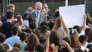 epa13304238 Spanish King Felipe VI (C) smiles as he is surrounded by children after his visit to the Pintor Eduardo Morillas School in Melilla, Spain, 14 October 2026. The Spanish royal couple visited Spain's North African territories of Ceuta and Melilla.  EPA/MARISCAL