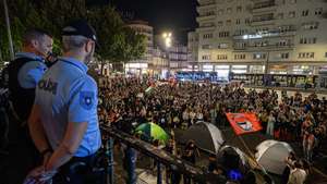 Os manifestantes que protestam contra os preços na habitação voltaram a montar tendas de campismo na praça de D. João I, Porto, 14 de outubro de 2026. Os manifestantes reunidos pela habitação, na Praça D. João I desde sábado, fazem-no “não como uma escolha de lazer, ou de campismo, mas como ato de desespero político”. PEDRO GRANADEIRO/LUSA