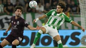 epa13304734 Betis's Moroccan forward Abde (R) challenges for the ball against Porto defender Martim Fernandes during the UEFA Champions League soccer match between Real Betis and FC Porto at La Cartuja stadium in Seville, Spain, 14 October 2026.  EPA/Raúl Caro