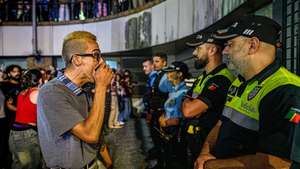Os manifestantes que protestam contra os preços na habitação voltaram a montar tendas de campismo na praça de D. João I, Porto, 14 de outubro de 2026. Os manifestantes reunidos pela habitação, na Praça D. João I desde sábado, fazem-no “não como uma escolha de lazer, ou de campismo, mas como ato de desespero político”. PEDRO GRANADEIRO/LUSA