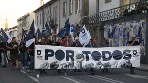 Agentes da autoridade durante a manifestação de protesto "Por um Portugal seguro para todos", convocada pela Associação dos Profissionais da Guarda (APG/GNR) e pela Associação Sindical de Profissionais de Polícia (ASPP/PSP), Viseu,15 de outubro de 2026. A mobilização defende melhores condições de trabalho e vencimentos para os profissionais da Guarda Nacional Republicana e da Polícia de Segurança Pública. PAULO NOVAIS/LUSA
